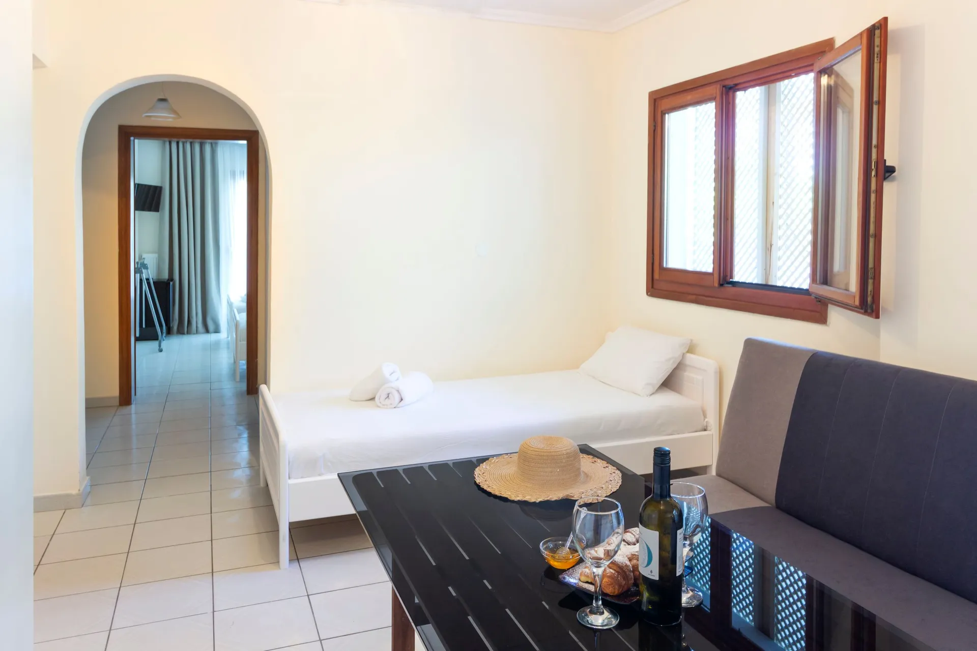 Tiara Holdiays - Hotel Odysseas - Family Apartment One Bedroom - living room